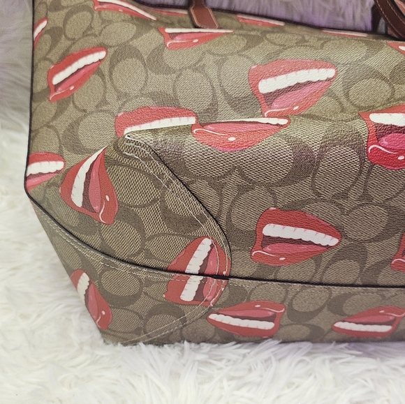 Coach ×Tom Wesselmann City Tote In Signature Canvas With Lip Print Design NWOT - Picture 5 of 11